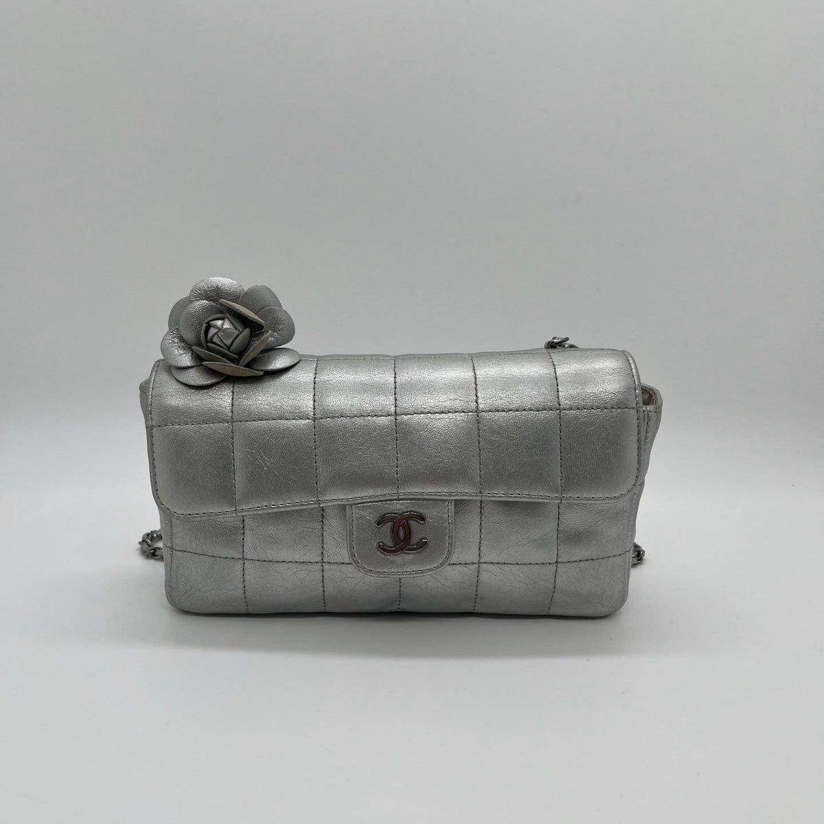 CHANEL Camellia Chocolate Bar Flap Bag Silver Metallic Lambskin Chain