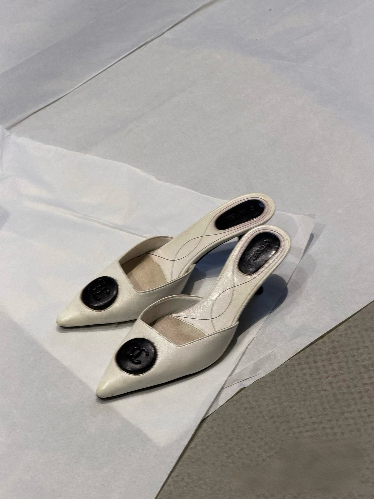 Chanel Vintage White Leather CC D'Orsay Pumps-35.5