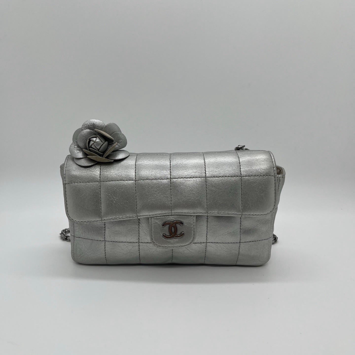 CHANEL Camellia Chocolate Bar Flap Bag Silver Metallic Lambskin Chain