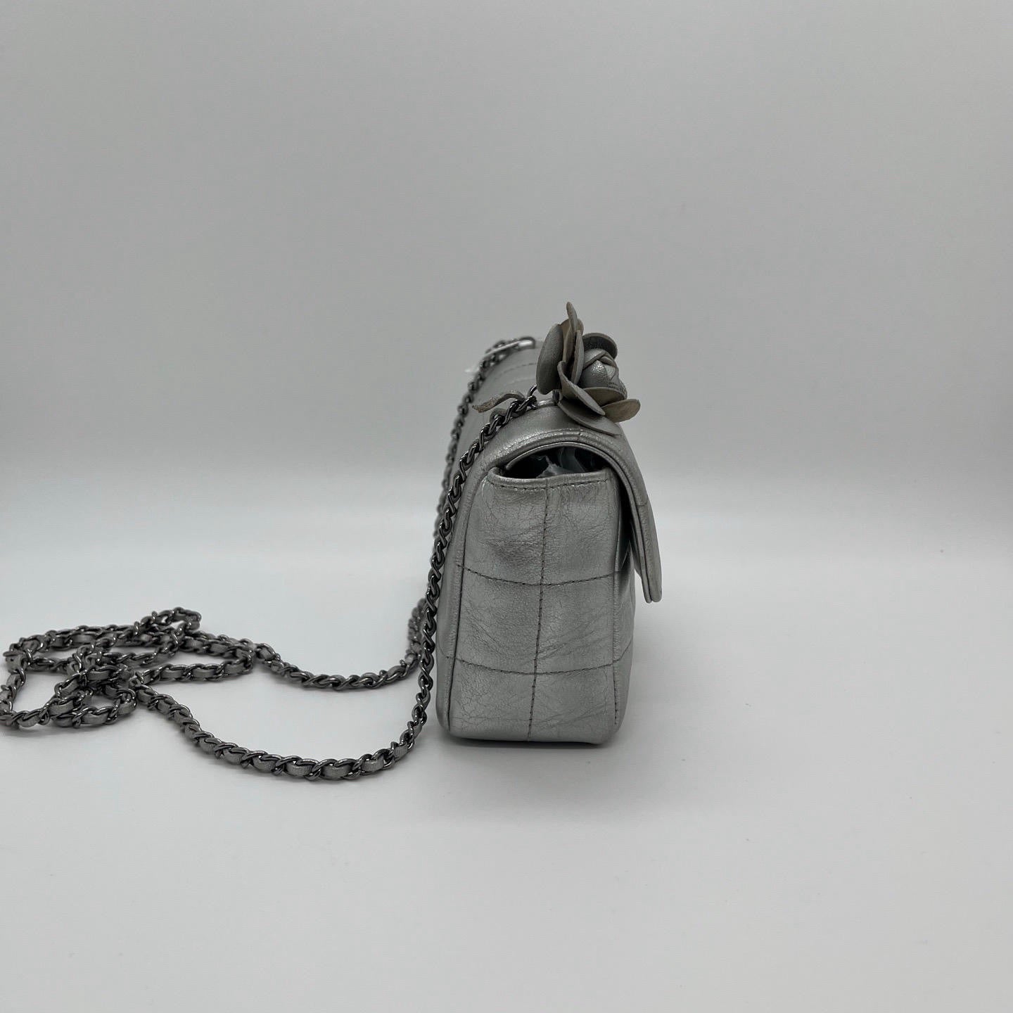 CHANEL Camellia Chocolate Bar Flap Bag Silver Metallic Lambskin Chain