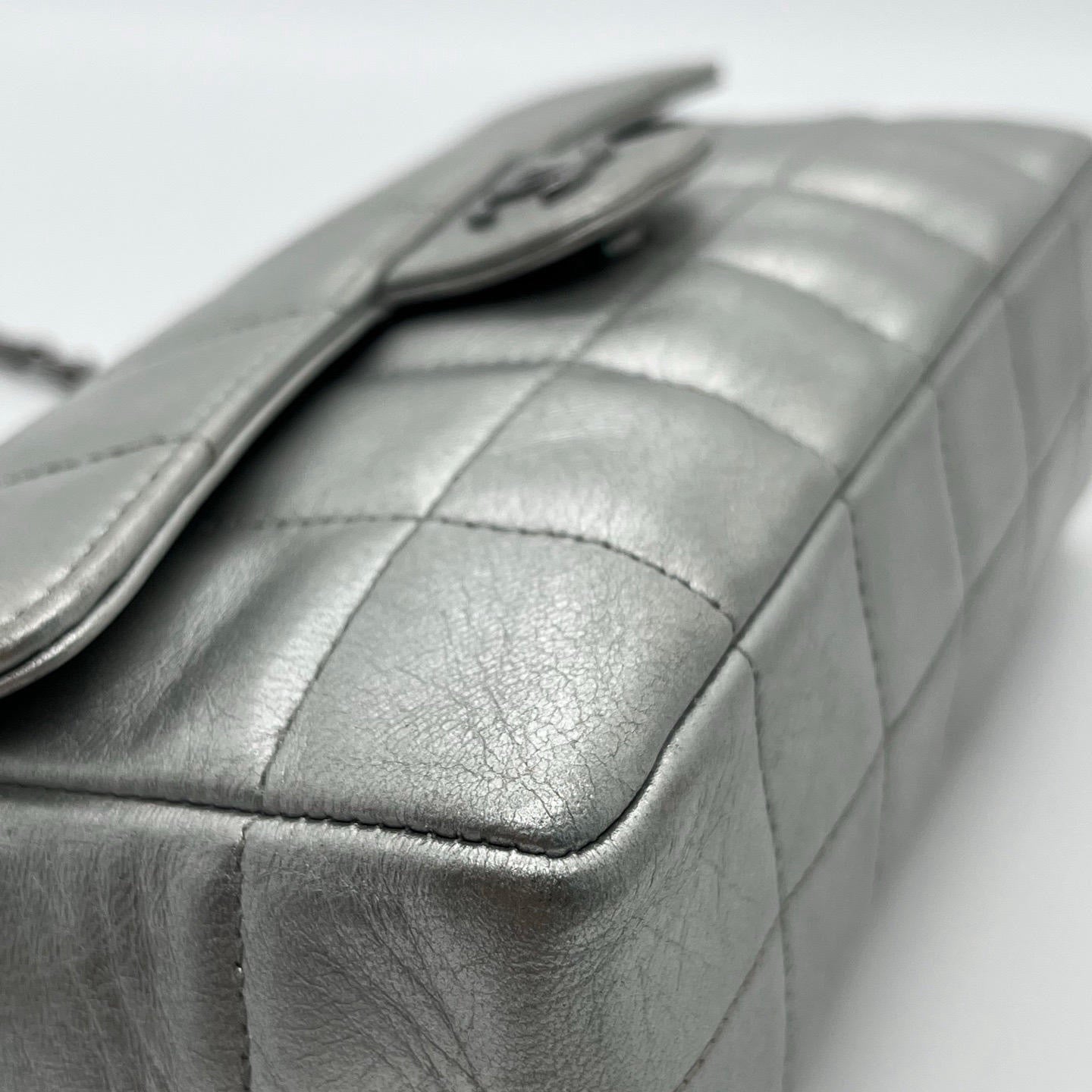 CHANEL Camellia Chocolate Bar Flap Bag Silver Metallic Lambskin Chain